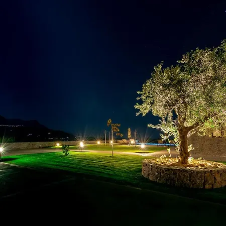 Emerald Ξενοδοχείο *