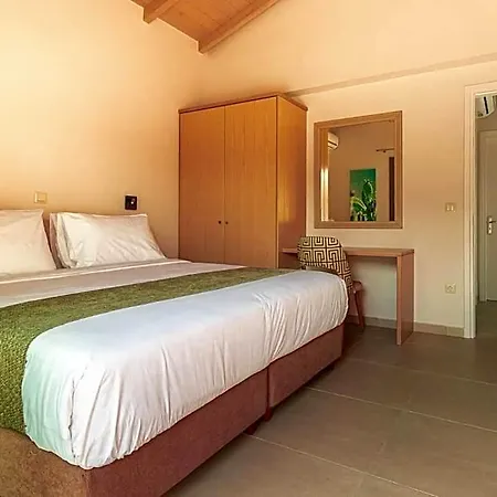 Emerald Hotel *
